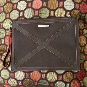 Jantaminiau Wristlet